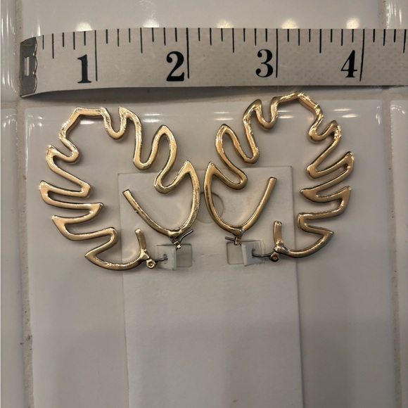 NWT-Express Gold Statement Leaf Earrings - Picture 3 of 7